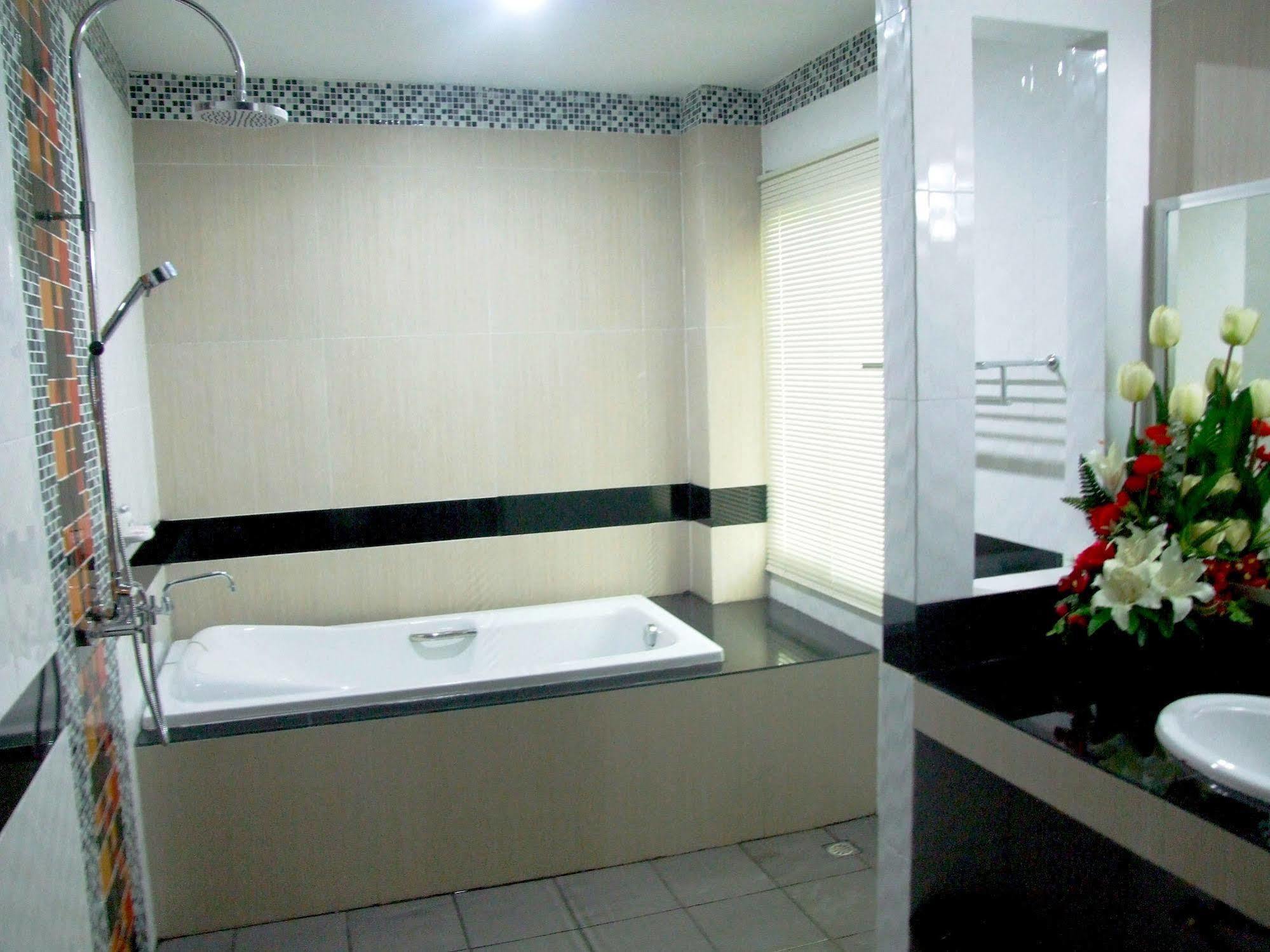 Ruan Rim Nam Hotel Рой Ет Екстериор снимка