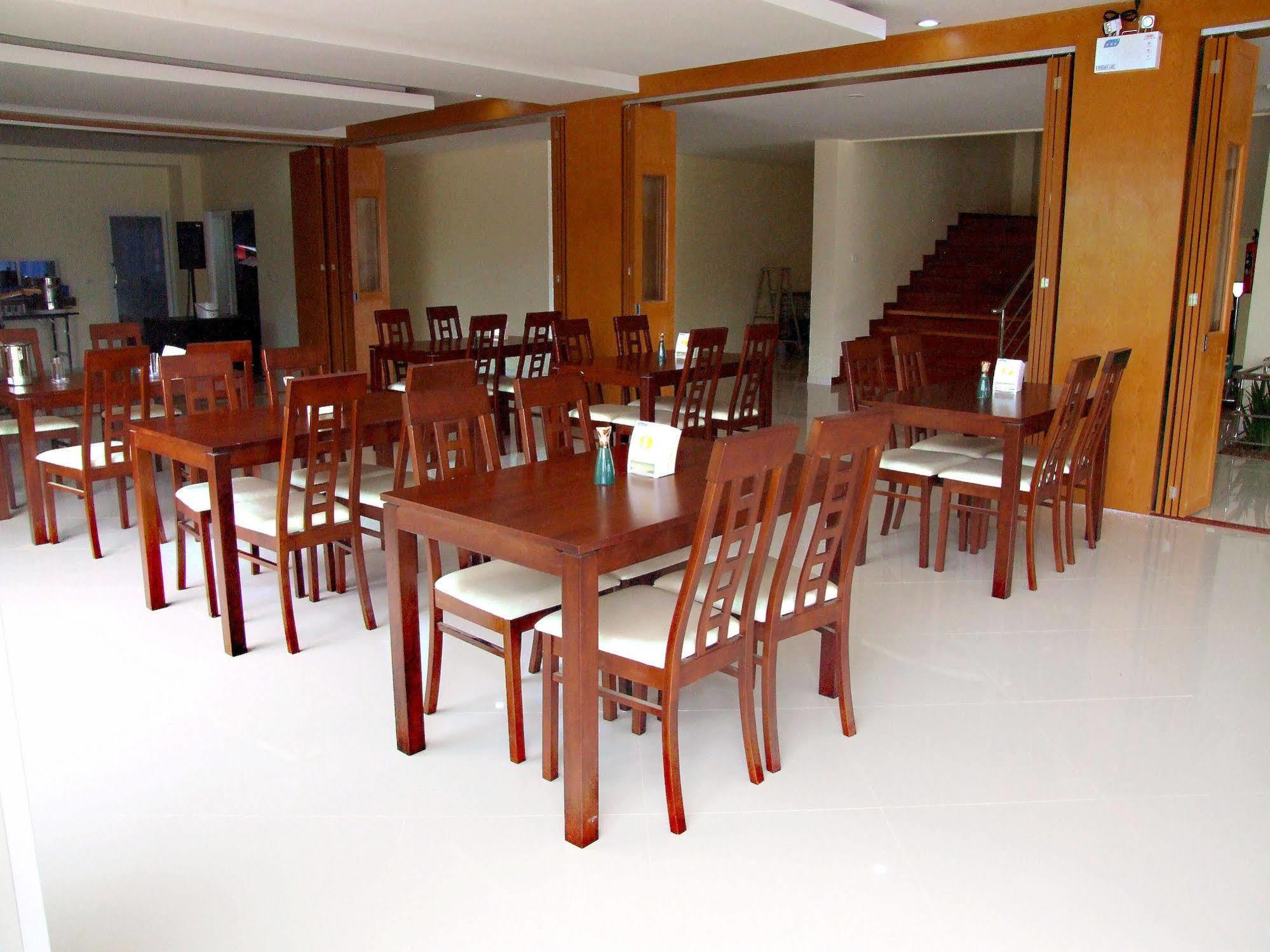 Ruan Rim Nam Hotel Рой Ет Екстериор снимка