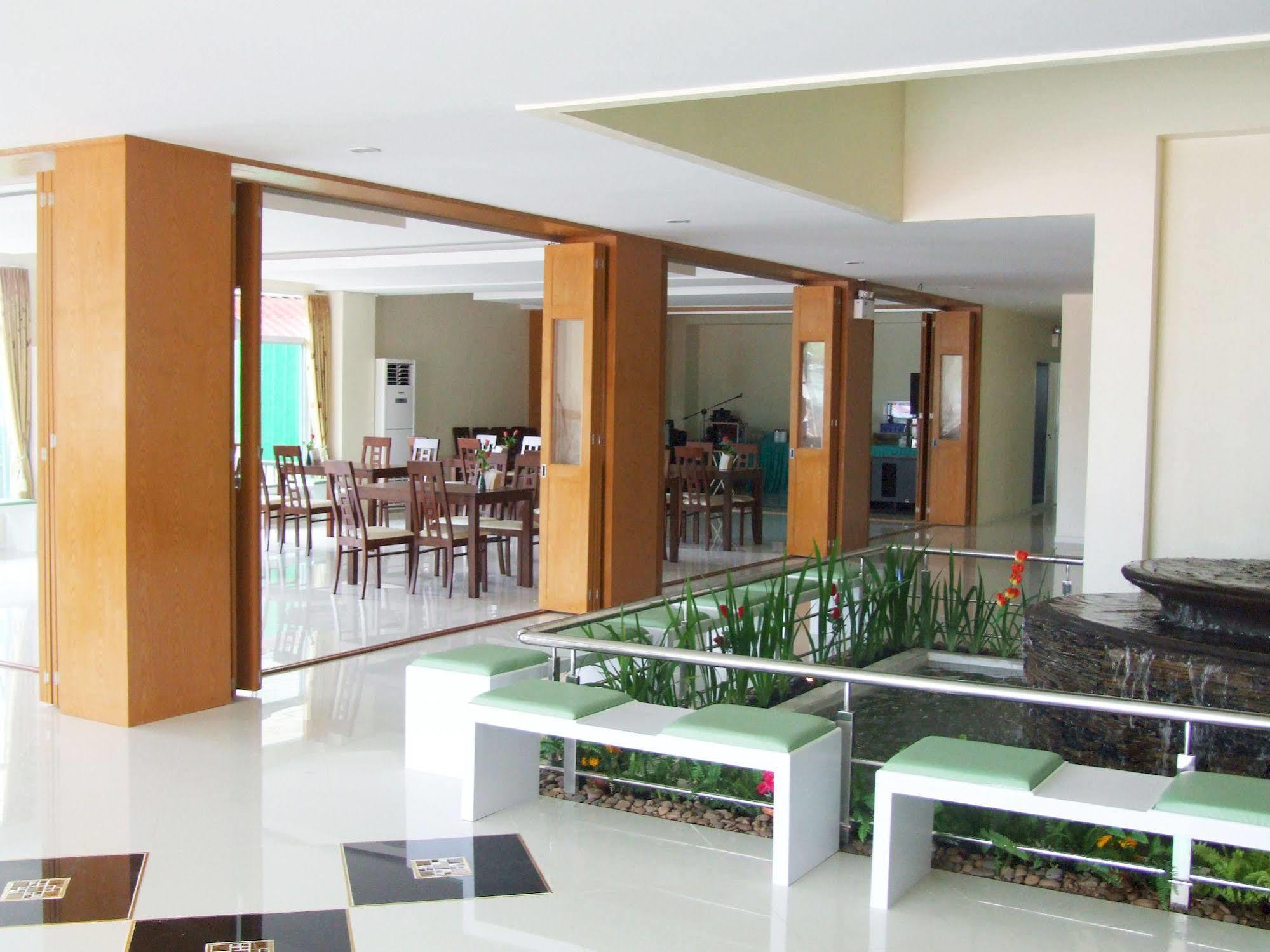 Ruan Rim Nam Hotel Рой Ет Екстериор снимка